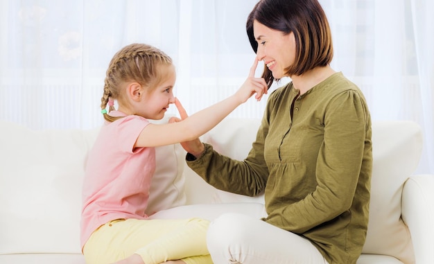 Tochter und Mutter spielen