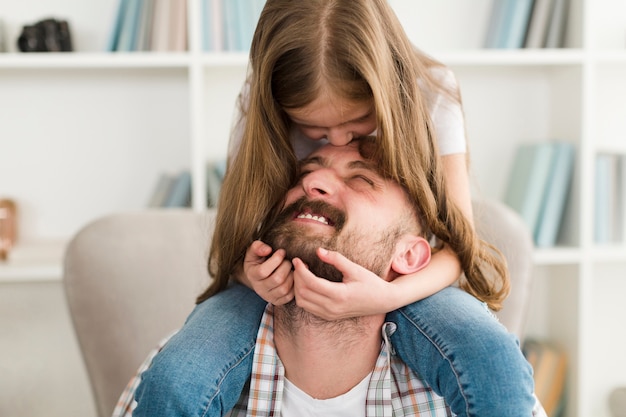 Foto tochter und vater am vatertag