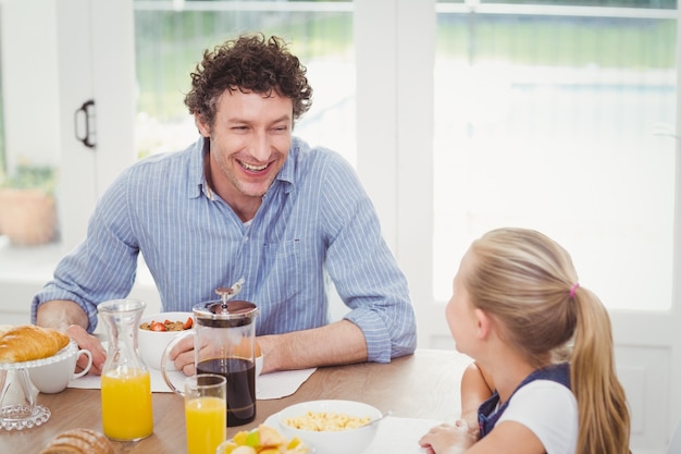 Tochter und Vater frühstücken