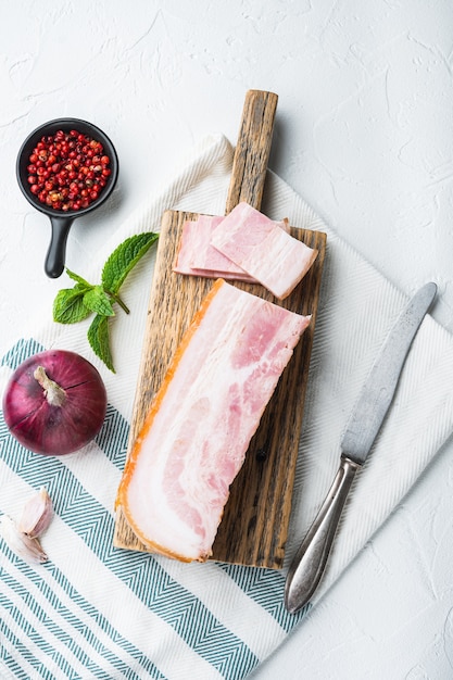 Foto tocino ahumado sobre tabla de madera