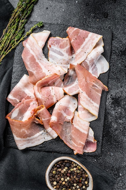 Tocino de cerdo ahumado con pimienta y tomillo. Carne cruda ecológica