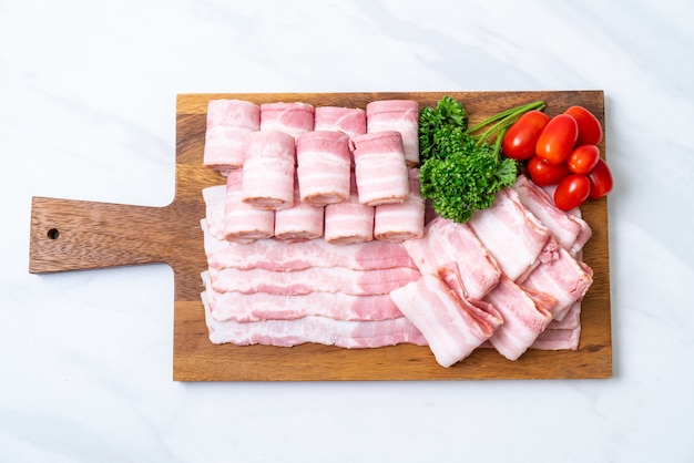 Foto tocino de cerdo cruda en rodajas