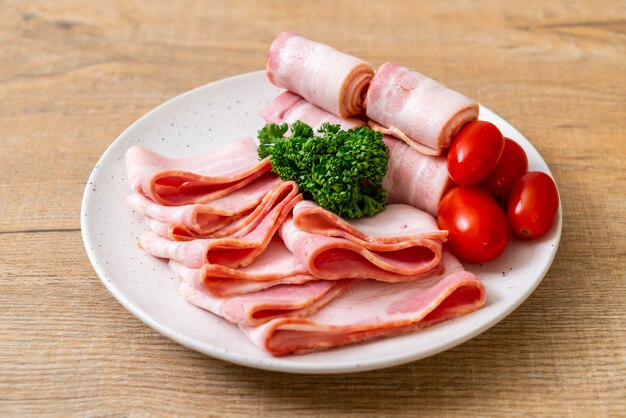 tocino de cerdo cruda en rodajas