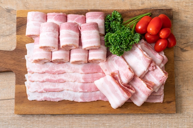 Foto tocino de cerdo crudo en rodajas