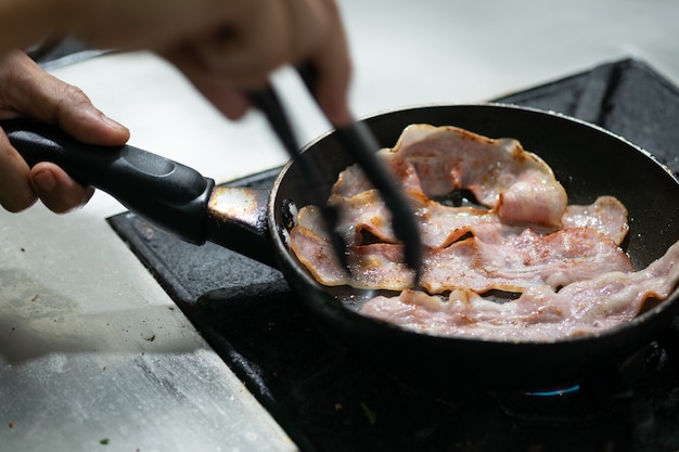 Tocino cocinado en sartén.