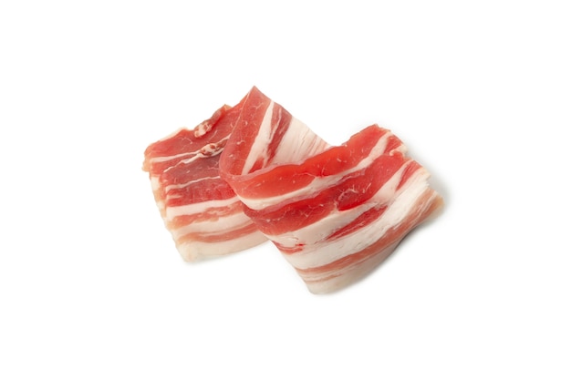 Tocino crudo sabroso aislado sobre fondo blanco.