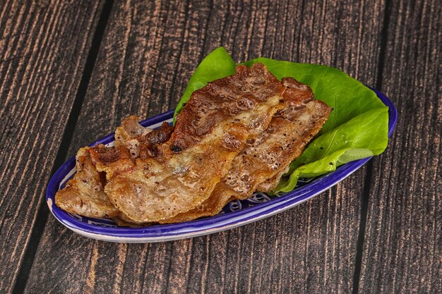 Tocino de grasa de cerdo asado en rodajas