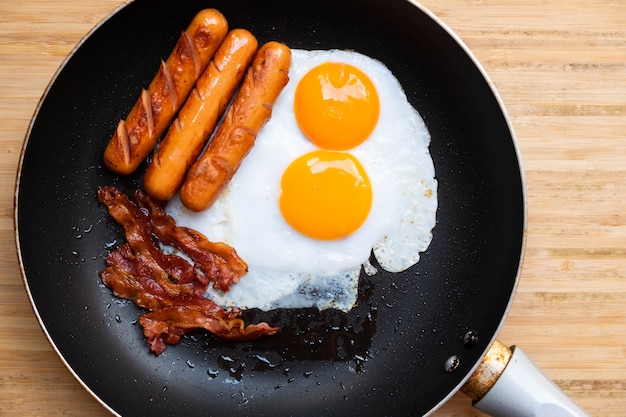 Tocino de huevo frito y salchichas