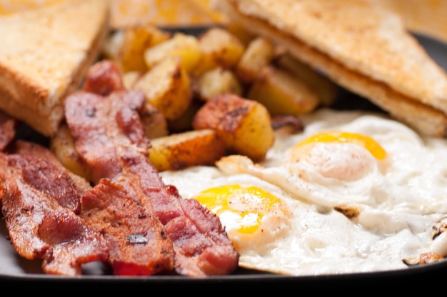 Tocino y huevos con el lado soleado hacia arriba