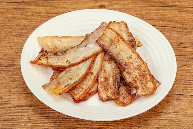 Tocino jugoso asado en el plato