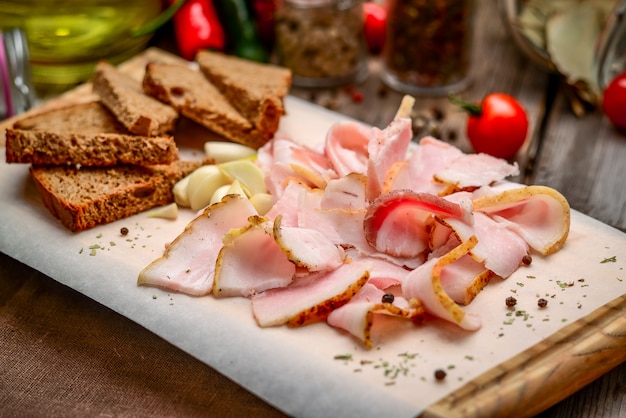 Tocino y pan en una tabla de madera