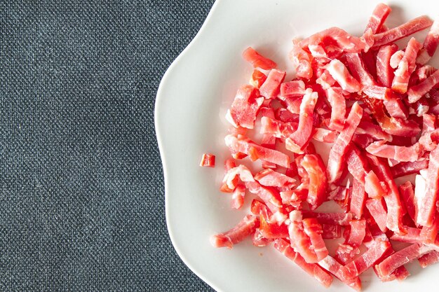 tocino pequeños trozos crudos carne de cerdo fumees cuire comida fresca y saludable comida tentempié dieta en la mesa