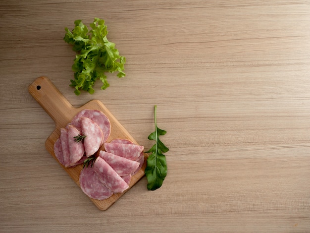 Tocino en rodajas sobre un fondo de madera