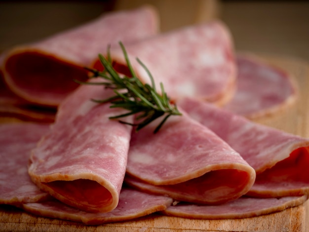 Tocino en rodajas sobre un fondo de madera