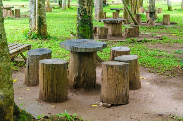 Tocos de assentos no parque, móveis de jardim feitos de madeira log