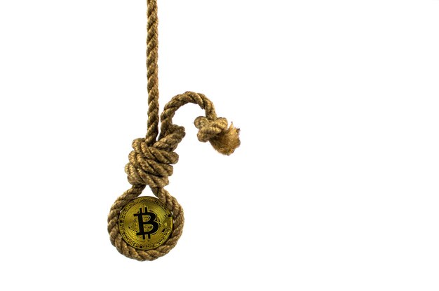 Tod bitcoin Münze bitcoin am Galgen auf weißem hintergrund isoliert