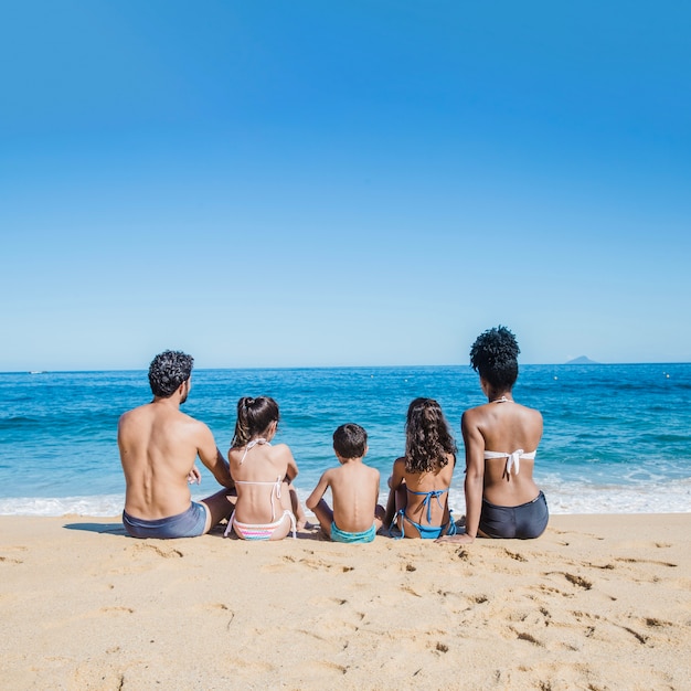 Toda la familia mirando al mar