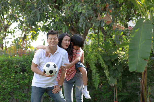 Foto toda la longitud de una chica sonriente sosteniendo una pelota