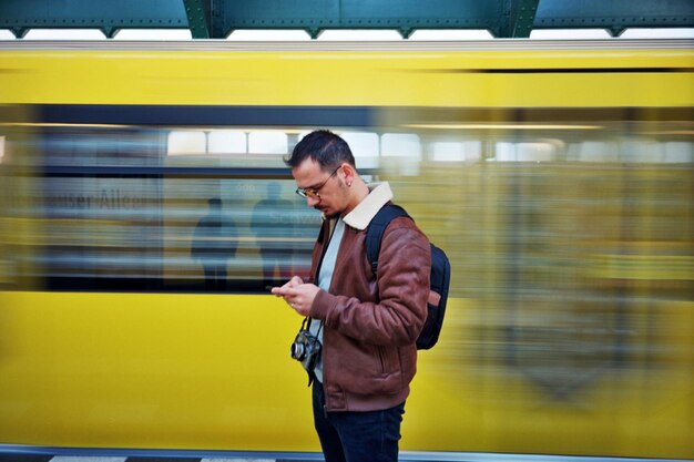 Toda la longitud del hombre de pie en el tren