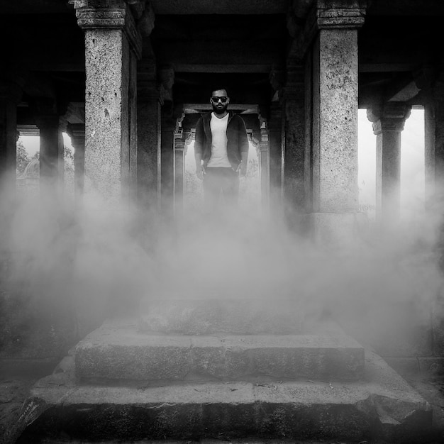 Foto toda la longitud del hombre en el templo