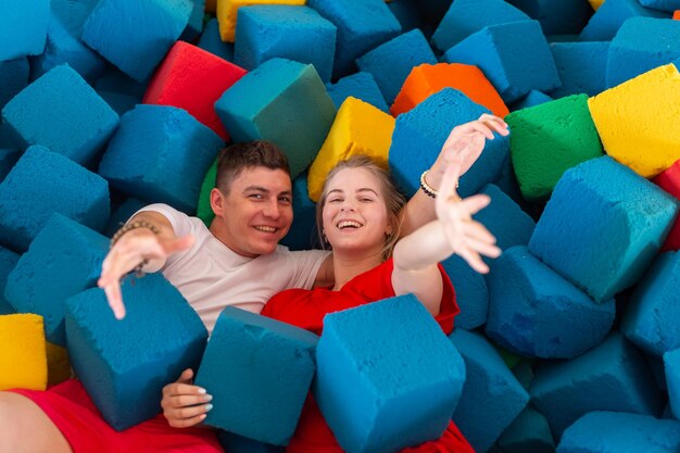 Foto toda la longitud de una joven pareja sonriente