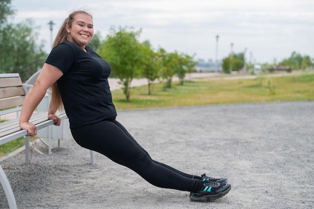 Toda la longitud de la mujer sonriendo