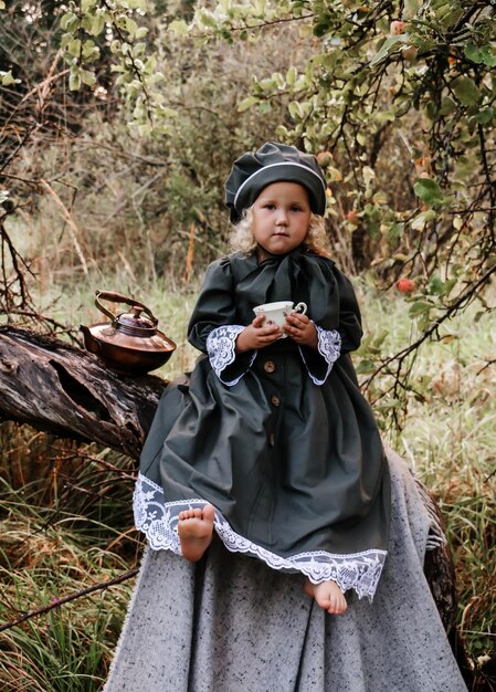 Foto toda la longitud de un niño de pie en tierra