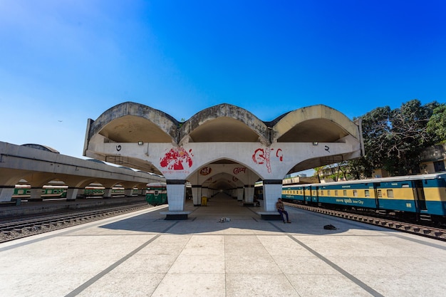 Toda la plataforma está tranquila y vacía, algunos miembros del personal y los perros de Railway Nirapotta BahiniRNB.