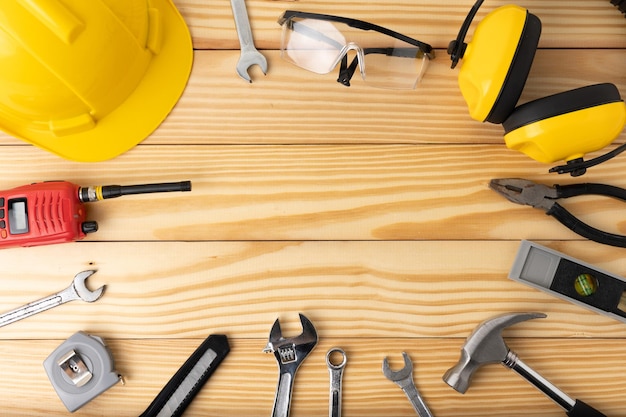 Todas as ferramentas fornecem construção de casa no fundo da mesa de madeira. Equipamentos de reparação de ferramentas de construção.