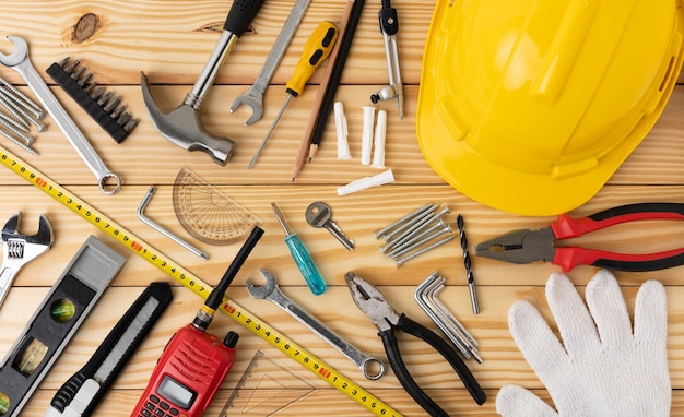 Todas las herramientas suministran la construcción de viviendas en el fondo de la mesa de madera. Equipos de reparación de herramientas de construcción.