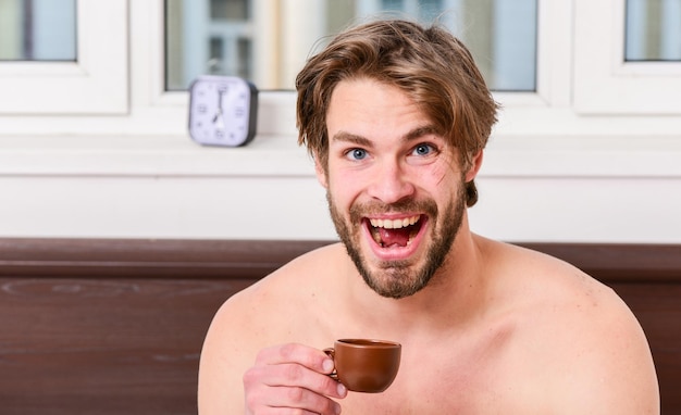 Todas las mañanas con su café Hombre macho guapo con barba sostiene una taza de café El mejor momento para tomar su taza de café Hombre de apariencia atractiva que disfruta de café caliente recién hecho A primera hora de la mañana