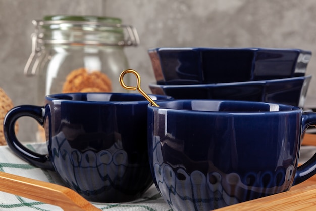 Foto todavía foto de la vida de la taza de té vacía con la cuchara de la miel. mesa de cocina de cerca