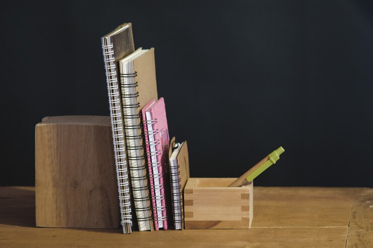 Todavía libro de texto viejo de la vida en la tabla.