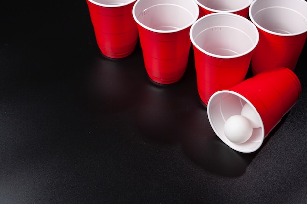 Todavía la vida toma de un juego de cerveza pong