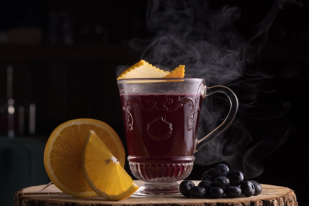 Toddy de frutas em um fundo escuro uma bebida quente