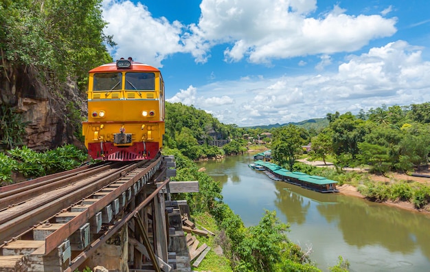 Todeseisenbahn mit Zug Berühmter Ort in Kanchanaburi Thailand