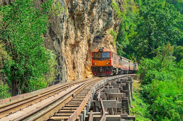 Todeseisenbahn mit Zug Berühmter Ort in Kanchanaburi Thailand