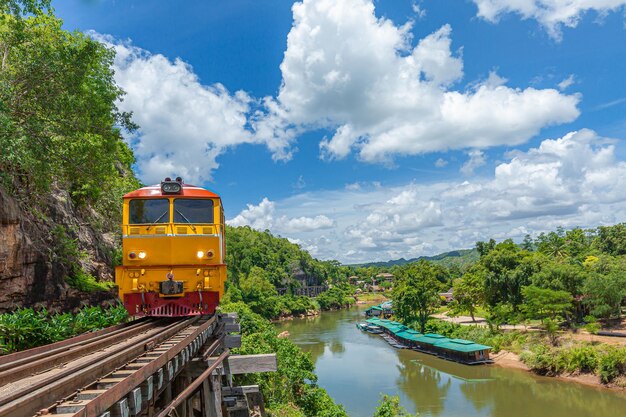 Todeseisenbahn mit Zug Berühmter Ort in Kanchanaburi Thailand