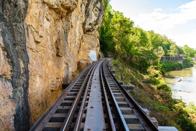 Todeseisenbahn, über dem Kwai Noi River an der Krasae-Höhle, aufgebaut während des Zweiten Weltkrieges, Kanchanaburi Thaila