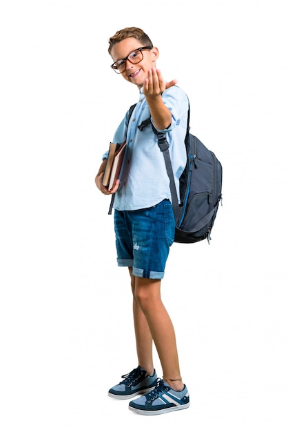 Todo el cuerpo del estudiante con mochila y gafas presentando e invitando a venir