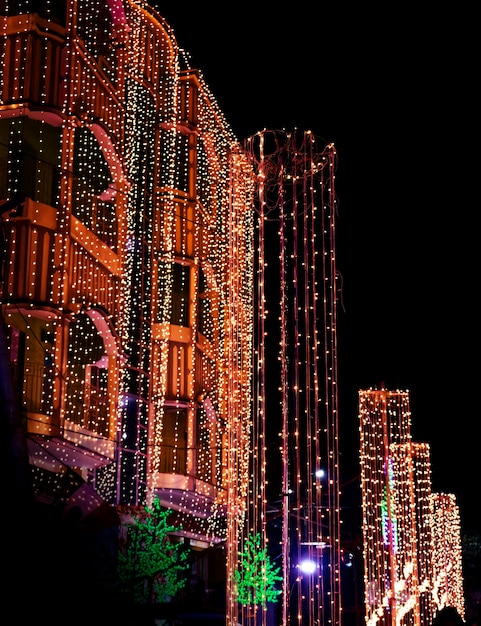 Todo un edificio decorado con bombillas tuning y guirnaldas de luces led decorativas