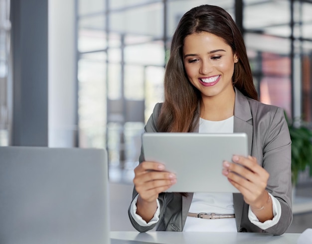 Todo especialista precisa das ferramentas certas foto de uma jovem empresária trabalhando em um tablet digital em um escritório