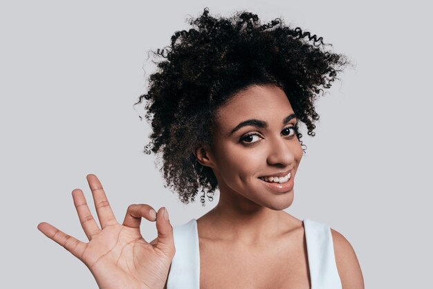 todo está bien. Joven y bella mujer africana en ropa casual gesticulando