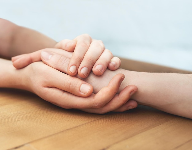 Todo estará bien Captura recortada de dos personas cogidas de la mano con comodidad