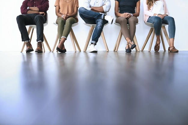 Todo lo que necesitan es una oportunidad Toma de un grupo de diversas personas esperando en fila para ser entrevistadas