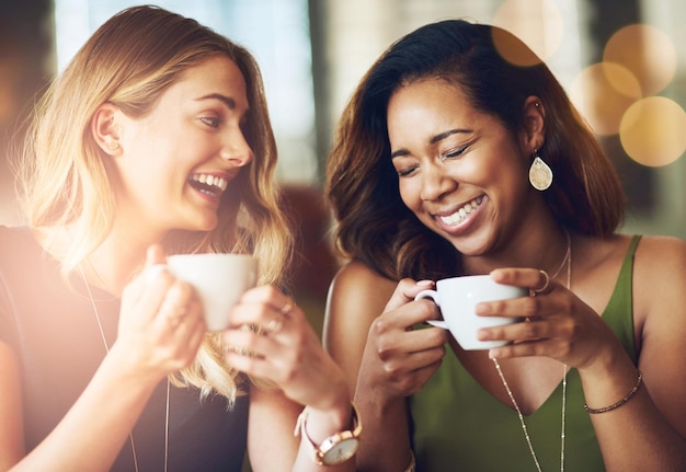 Todo lo que necesitas es café y buena compañía Captura recortada de novias disfrutando de su café en una cafetería