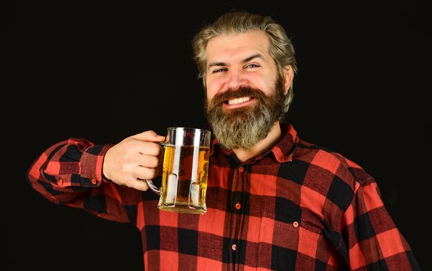 Todo lo que siempre quisiste en la cerveza Brutal hombre barbudo bebe cerveza Cervecería Bar Barman bar Hombre sostiene una jarra de cerveza Hipster en la barra del bar Divirtiéndose Bebida alcohólica Hipster moderno emborrachándose