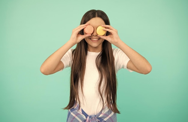 Todo lo que veo confitería dulces pasteles franceses jovencita cuidado dental goloso delicioso pastelería galletas niño con postre panadería niño feliz espera macarrón francés galleta macarrón