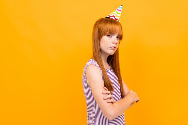 Todo mundo esqueceu o aniversário da linda garota caucasiana, imagens isoladas em amarelo