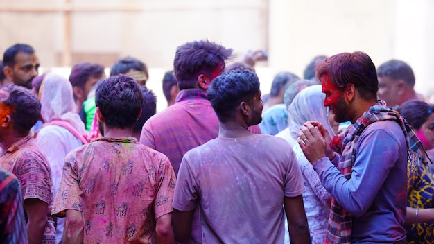 Todo mundo está jogando holi com cores diferentes